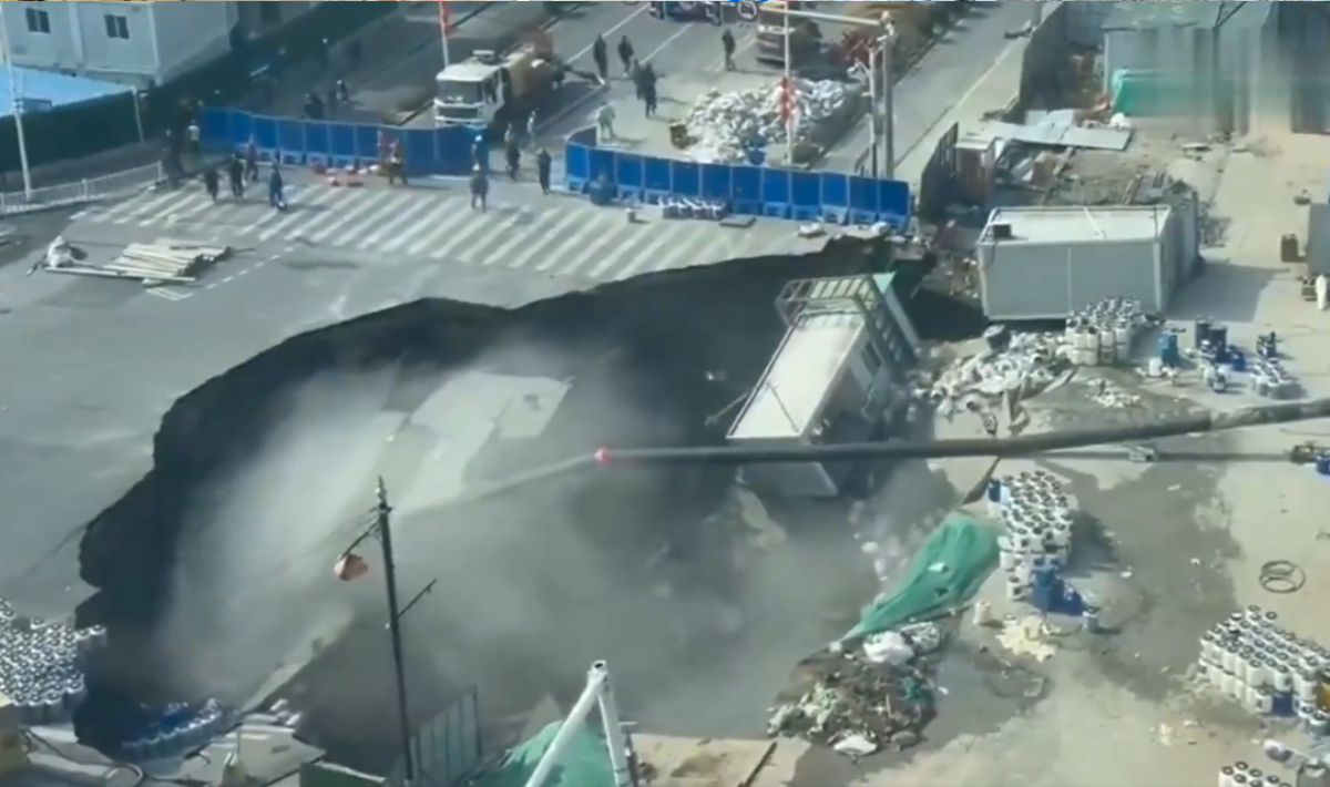 Κίνα: Συγκλονιστικό βίντεο με καταβόθρα να «καταπίνει» δρόμο και να σκορπά πανικό!