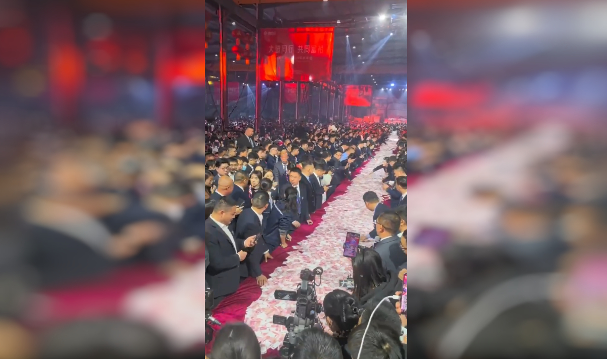 Κινέζος επιχειρηματίας μοίρασε 26 εκατομμύρια δολάρια σε μπόνους στους εργαζομένους! (βίντεο)