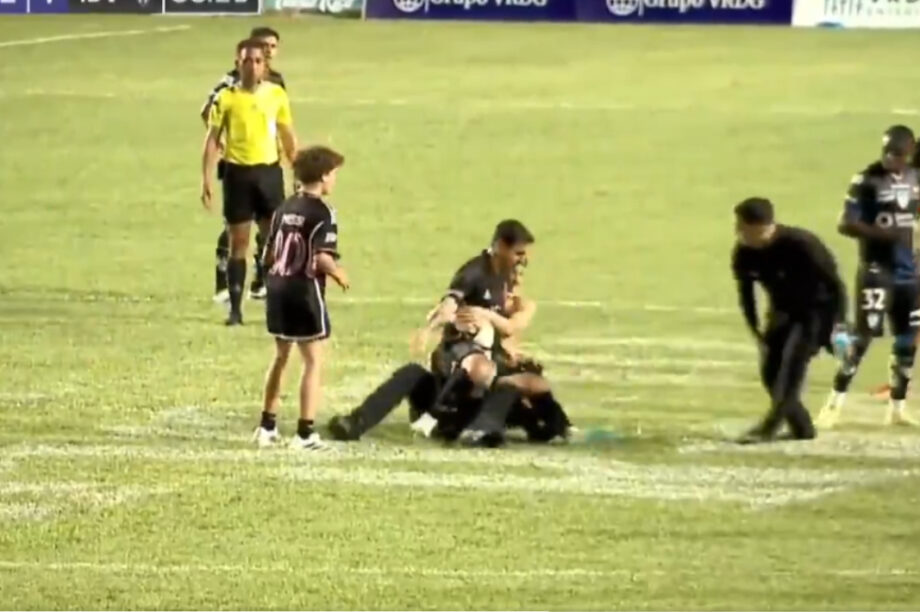 Λαβή... αγάπης στον Μέσι από θαυμαστή του στο Πουέρτο Ρίκο (βίντεο)