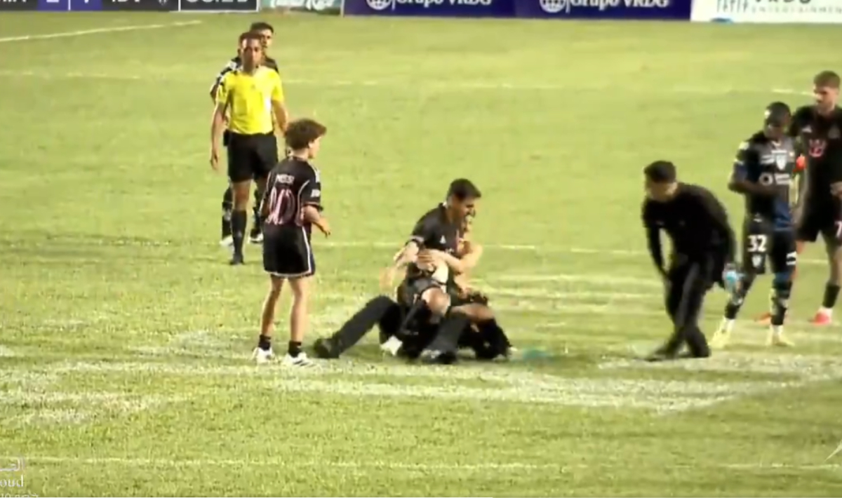 Λαβή... αγάπης στον Μέσι από θαυμαστή του στο Πουέρτο Ρίκο (βίντεο)