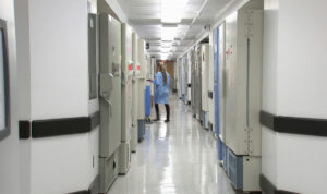 Αναζητούσε τον γιο του αλλά η σορός του ήταν στα αζήτητα σε ψυγείο νοσοκομείου! (βίντεο)