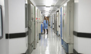 Νέο κρούσμα μηνιγγίτιδας: Διασωληνωμένος στο Τζάνειο 22χρονος