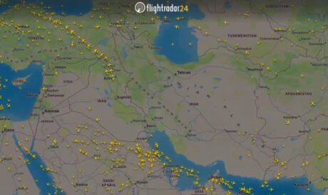 Το άμεσο άδειασμα από αεροπλάνα του ουρανού στο Ιράν λίγο πριν τις επιθέσεις (βίντεο)