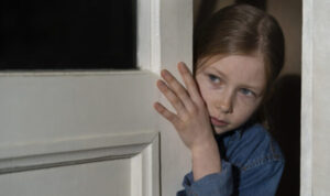 Εφιάλτη ζούσαν 2 παιδιά στα χέρια των γονιών τους στον Βόλο: Τα χτυπούσαν με μαστίγιο και έφτυναν στο φαγητό τους