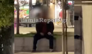 Ηλικιωμένος αυνανιζόταν σε κεντρική πλατεία της Λαμίας μπροστά σε ανήλικες – Δείτε βίντεο