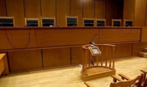 Στα δικαστήρια πασίγνωστη τραγουδίστρια με τον πρώην σύντροφό της