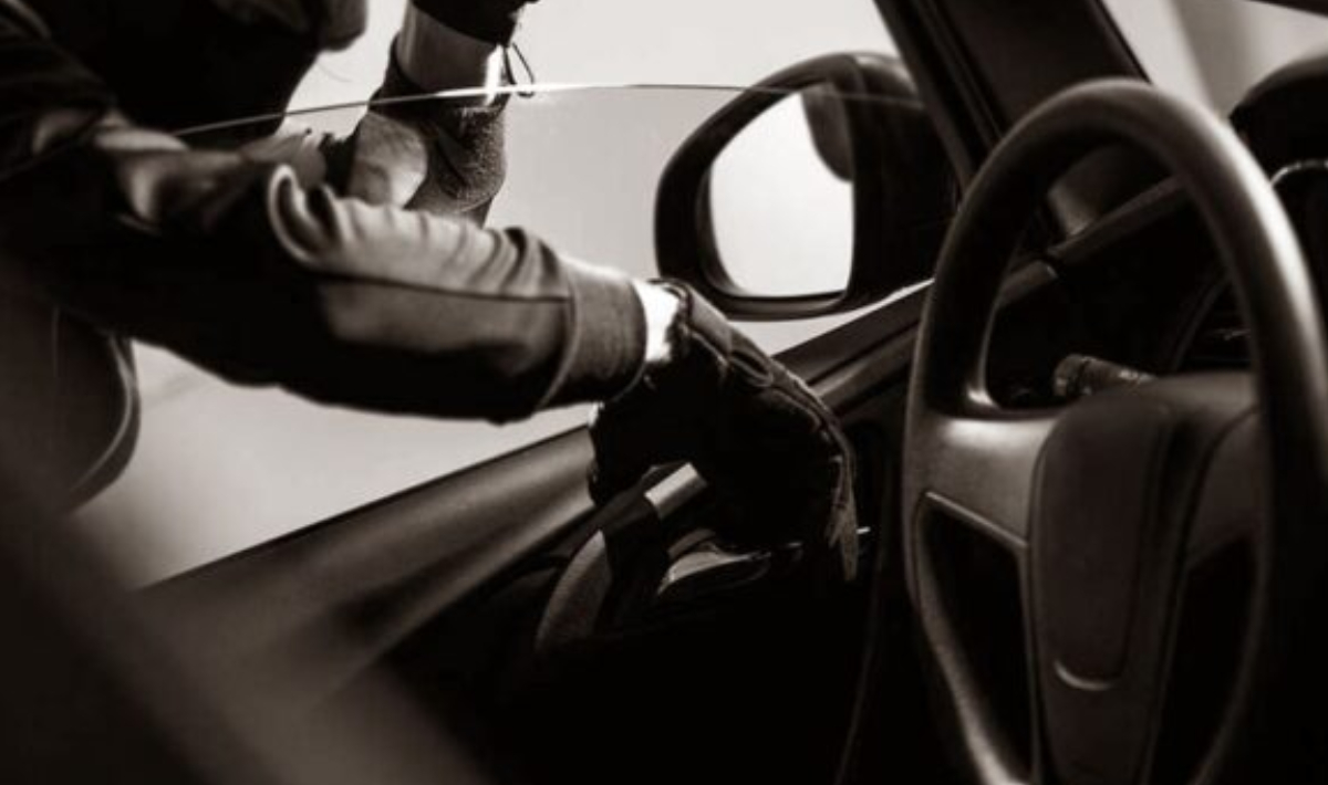 Χαλκίδα: Θρασύτατοι δράστες διέρρηξαν αυτοκίνητο μπροστά στα μάτια διερχόμενων οδηγών!