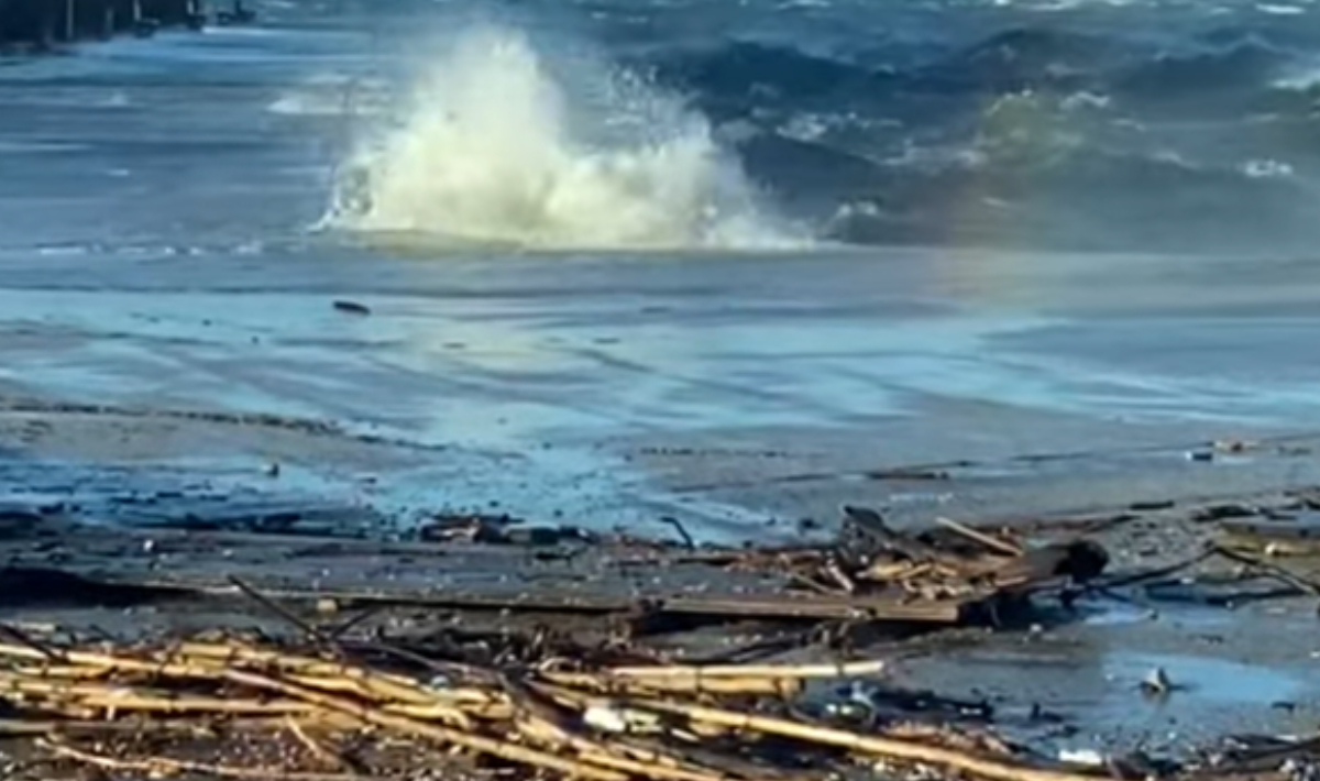 Θεσσαλονίκη: Στη στεριά βγήκε ο Θερμαϊκός από τους ισχυρούς ανέμους (Βίντεο)