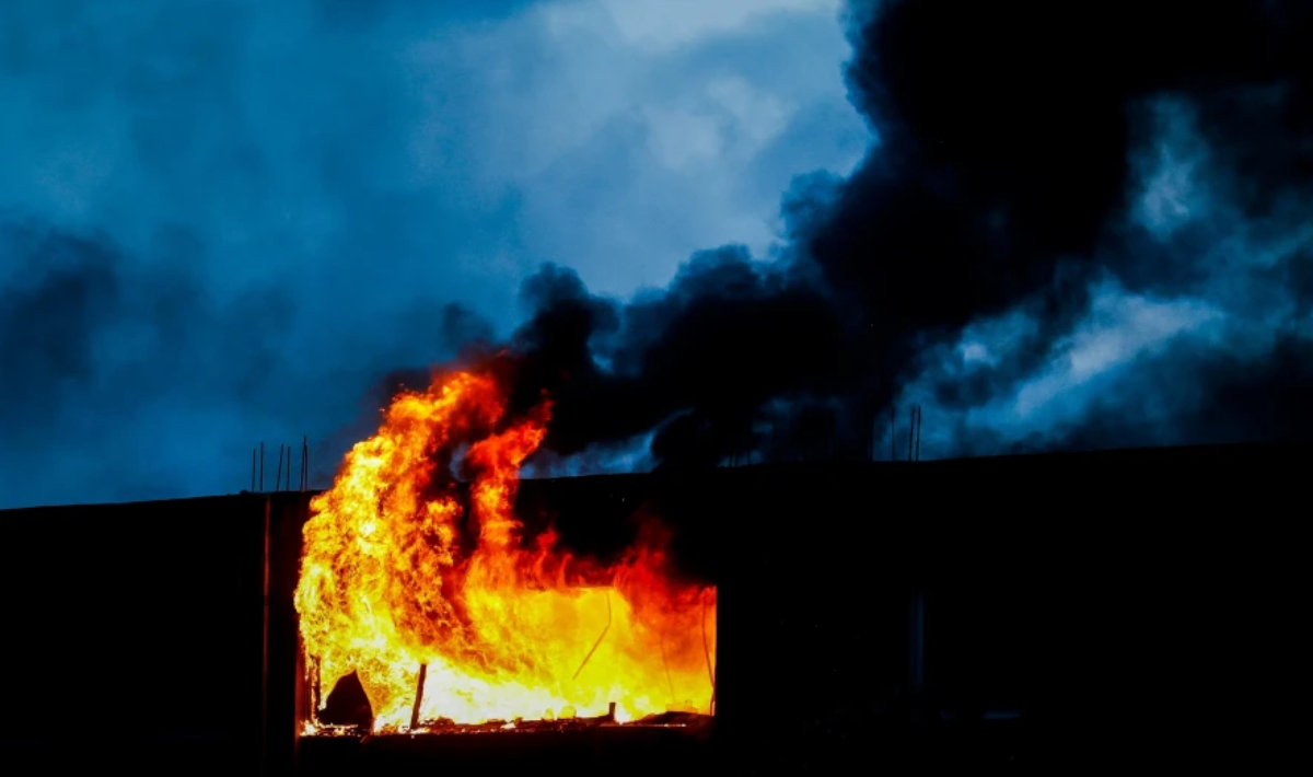 Υπό μερικό έλεγχο η πυρκαγιά σε χώρο επιχείρησης με αθλητικά είδη στα Σπάτα