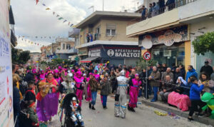 Καρναβάλι Αρκαλοχωρίου: Εντυπωσιακά άρματα, κέφι, παλμός, σάτιρα και εφευρετικότητα (φωτο)