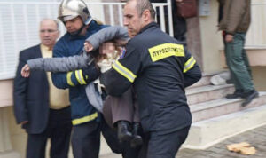 Σοκ! Άρπαξε το σπίτι της φωτιά και μπήκε μέσα για να την σβήσει – Δείτε φωτο