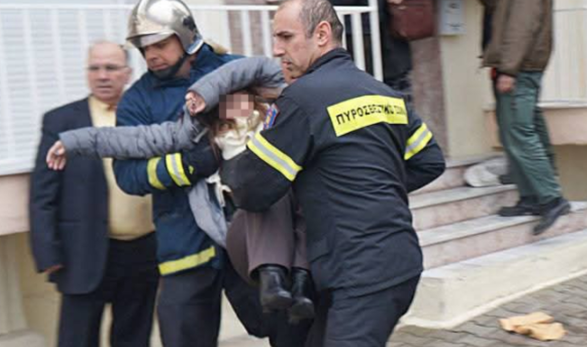 Σοκ! Άρπαξε το σπίτι της φωτιά και μπήκε μέσα για να την σβήσει – Δείτε φωτο