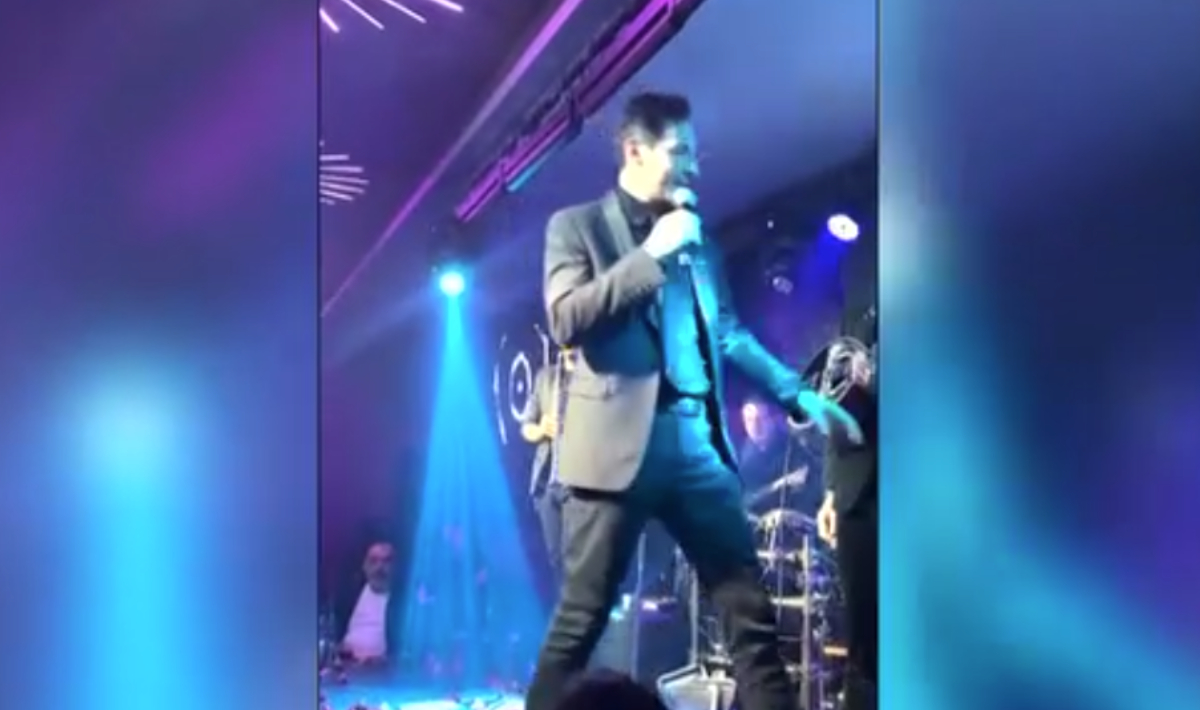 Ο Πάνος Καλίδης έβρισε συνεργάτη του επί σκηνής – Δείτε βίντεο