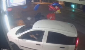 Βίντεο ντοκουμέντο: Η στιγμή που το αυτοκίνητο «μπουκάρει» σε μίνι μάρκετ στην Καλοκαιρινού