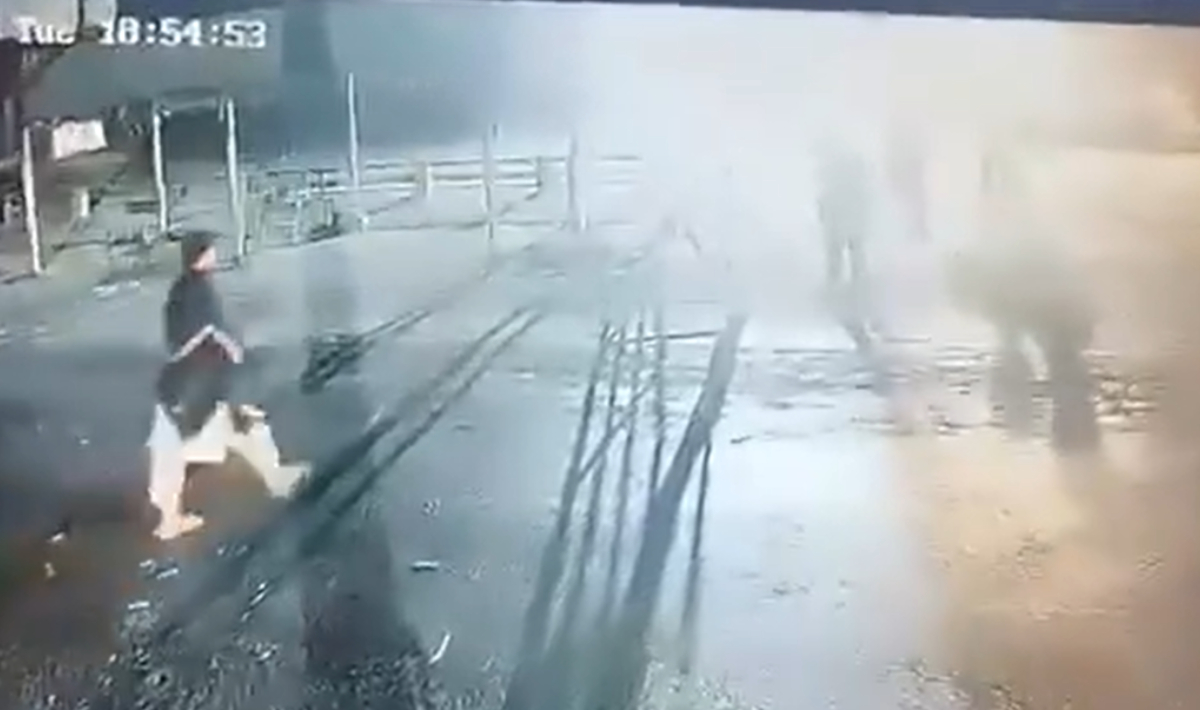 Καρέ καρέ η έκρηξη βομβιστή αυτοκτονίας των Ταλιμπάν που σκοτώνει ακαριαία αστυνομικούς του Πακιστάν