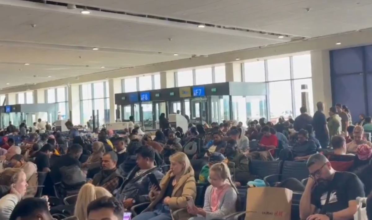 Αποκλεισμένοι στο Ντουμπάι: Χάος και συνωστισμός στο αεροδρόμιο μετά την αναστολή των πτήσεων (βίντεο και φωτο)