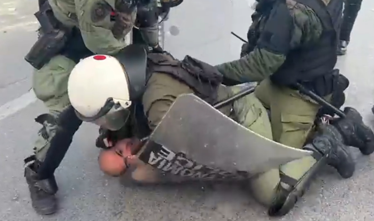 Η στιγμή της σύλληψης διαδηλωτή που προκαλεί τρεις αστυνομικούς: «Έλα, έλα, έλα»