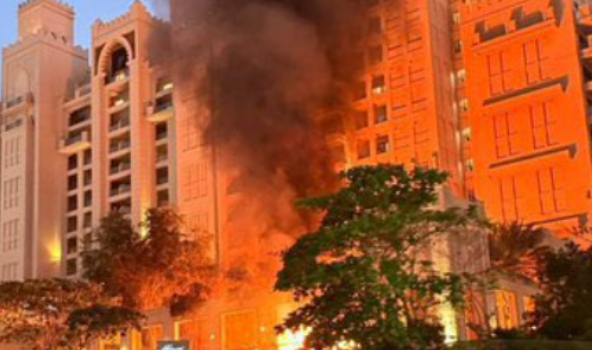 Πυρκαγιά σε πολυτελές ξενοδοχείο στο Ντουμπάι μετά από πυραυλική επίθεση (βίντεο)