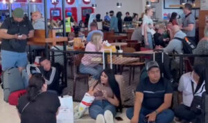 Ντουμπάι: 25 εγκλωβισμένοι Έλληνες στο αεροδρόμιο μετά το χτύπημα στο Ιράν – Δείτε βίντεο