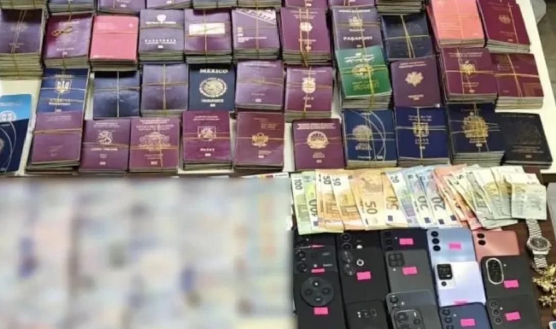 Συνελήφθησαν δύο άτομα για πλαστά ταξιδιωτικά έγγραφα στο κέντρο της Αθήνας – Βρέθηκαν πάνω από 600 διαβατήρια