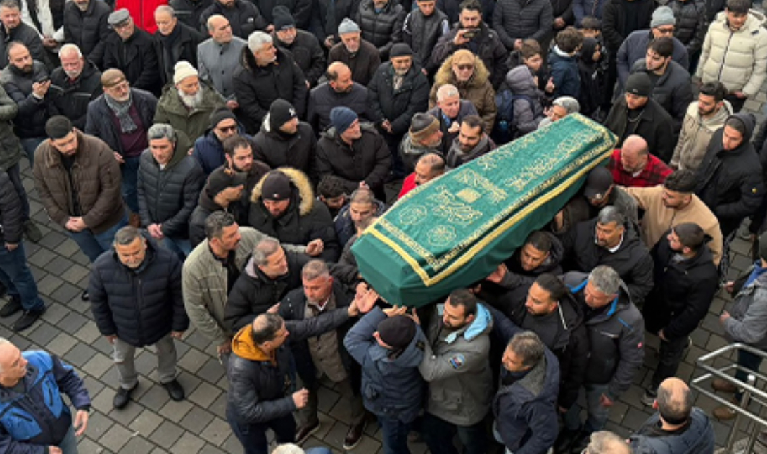 Βαρύ πένθος στην τελετή μνήμης για τον 36χρονο ελεγκτή εισιτηρίων στη Γερμανία – Το φέρετρο θα μεταφερθεί στην Τουρκία για ταφή (φωτο)