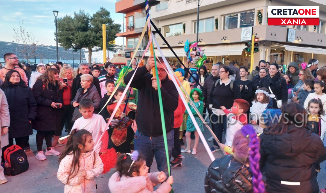 Χανιά: Με αποκριάτικη διάθεση στη Σούδα για το καρναβάλι: Η παρουσίαση των αρμάτων (Φωτο και βίντεο)