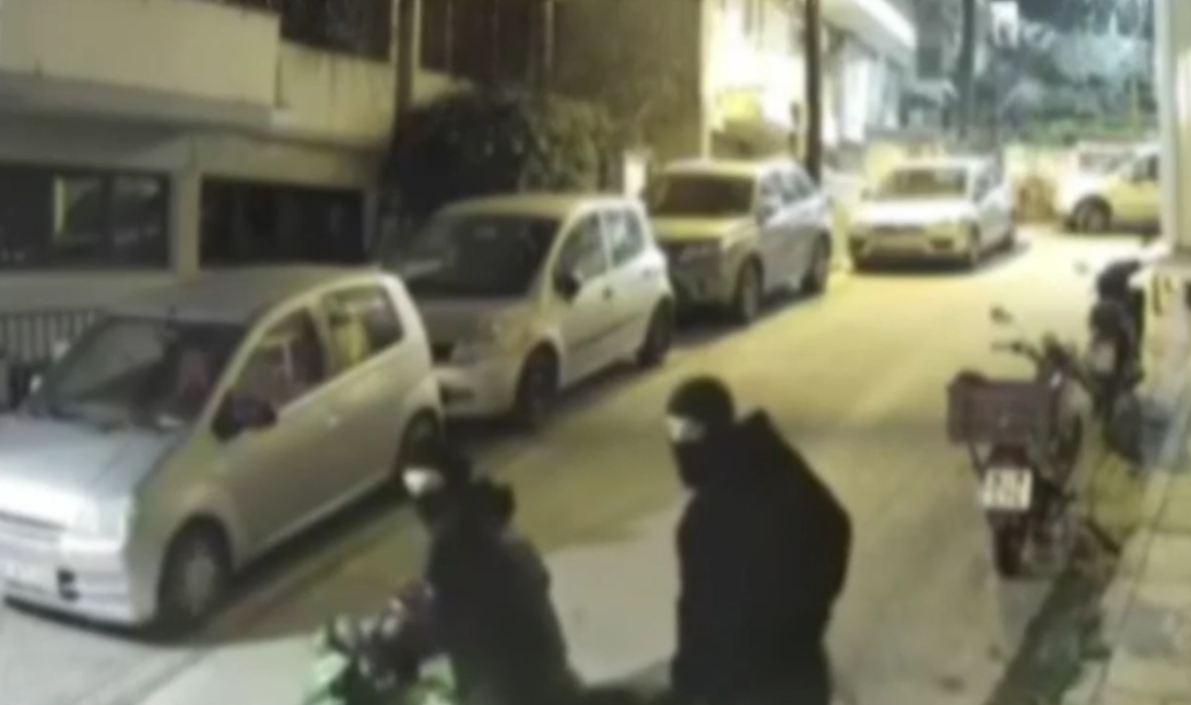 «Δική μας είναι, όλα καλά θεία»: Απίστευτο το θράσος ληστών όταν τους τσάσωσαν να κλέβουν μηχανή (βίντεο)