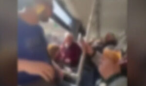 Άγριο ξύλο μέσα σε αστικό λεωφορείο: «Πάγωσαν» οι επιβάτες (βίντεο)