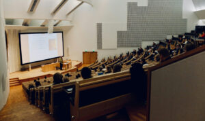 Πρωτοφανές περιστατικό στο Πανεπιστήμιο Κρήτης: Η «Ελληνίδα μάνα» έφερε «παρέα» επειδή ο γιος της κόπηκε σε μάθημα!