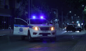 Περιστέρι: Άνδρας κατέβασε το παντελόνι του και πήρε στο κυνήγι δύο γυναίκες – Δείτε βίντεο του δράστη