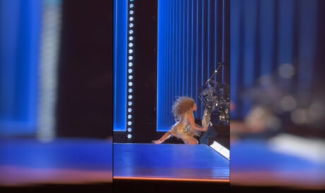 Ατύχημα επί σκηνής για τη Σακίρα, συνέχισε ατάραχη την παράστασή της (βίντεο)