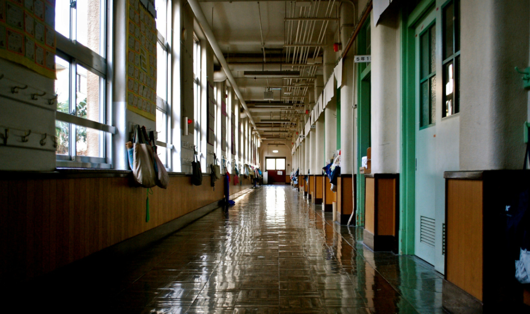 Σκάνδαλο σε ιδιωτικό σχολείο θηλέων με καθηγήτρια που είχε σχέση με μαθήτρια (φωτογραφία)