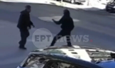 Καρέ καρέ ο αιματηρός καβγάς μοτοσικλετιστή με οδηγό ΙΧ στα Πατήσια (βίντεο)
