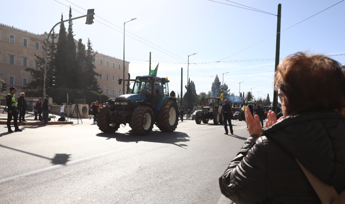 Αποχωρούν οι αγρότες από την Πλατεία Συντάγματος (βίντεο)