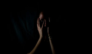 Έκοψε τα μαλλιά της 16χρονης κόρης της επειδή ήταν… άτακτη – Στο αυτόφωρο 33χρονη μητέρα και ο 19χρονος γιος