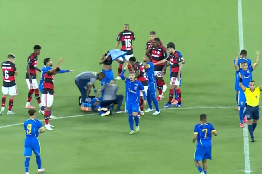 Βραζιλία: Κατέρρευσε την ώρα του αγώνα ποδοσφαιριστής και υπέστη σπασμούς! (βίντεο)