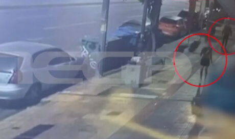 Καλλιθέα: Ξυλοδαρμός 45χρονης από τον σύντροφό της στη μέση του δρόμου (βίντεο)