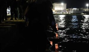 Πολύνεκρο ναυάγιο στη Χίο: Άφησαν φαναράκια στη θάλασσα στη μνήμη των θυμάτων (φώτο)