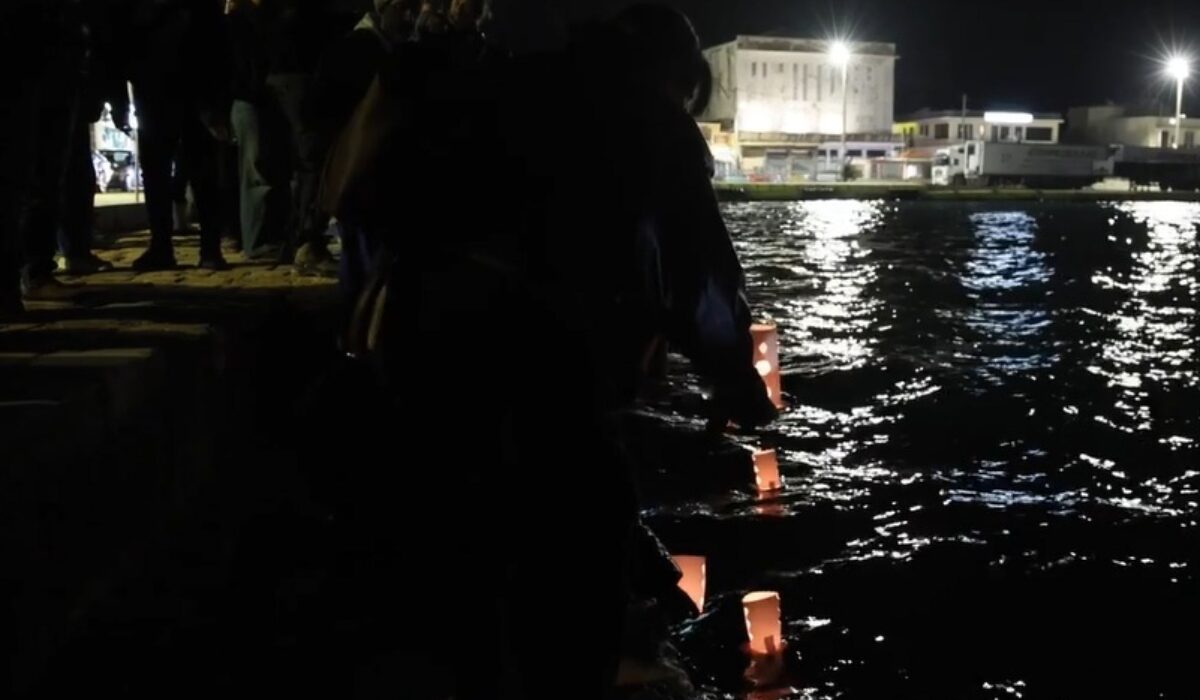 Πολύνεκρο ναυάγιο στη Χίο: Άφησαν φαναράκια στη θάλασσα στη μνήμη των θυμάτων (φώτο)