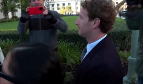 Στο εδώλιο ο "Mr Facebook" για εθισμό που προκαλούν στα παιδιά οι εφαρμογές του (βίντεο)