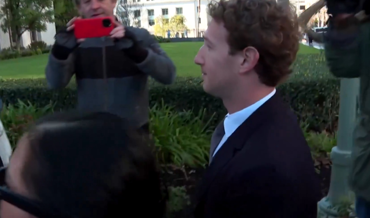 Στο εδώλιο ο "Mr Facebook" για εθισμό που προκαλούν στα παιδιά οι εφαρμογές του (βίντεο)