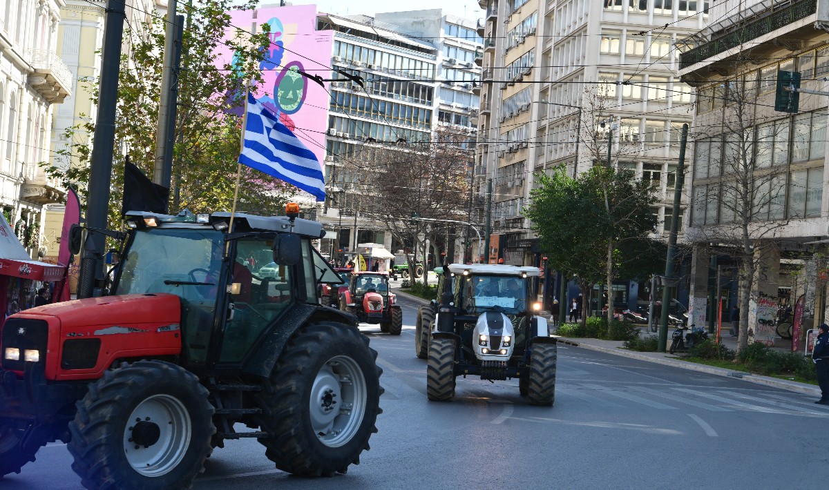 Αγρότες: Αποχώρησαν τα τρακτέρ από το Σύνταγμα