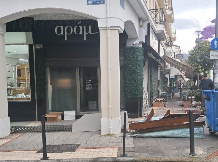 Κινηματογραφική διάρρηξη σε κοσμηματοπωλείο – «Μπούκαραν» με κλεμμένο αγροτικό