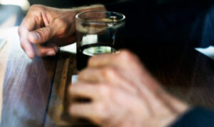 Νέα παραλίγο τραγωδία – Μεθυσμένος οδηγός προσέκρουσε σε σταθμευμένο ΙΧ και πινακίδες