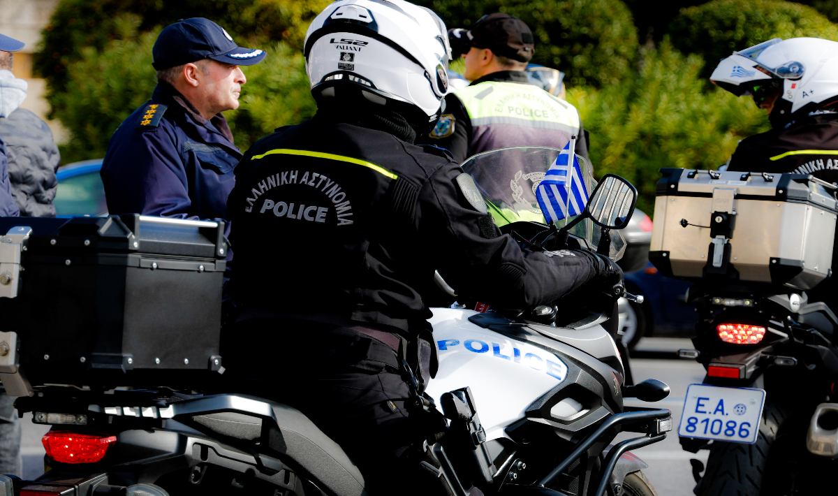 Σοκ στη Θεσσαλονίκη: Παρέα ξυλοκοπήθηκε από άτομα με κουκούλες έξω από νυχτερινό κέντρο