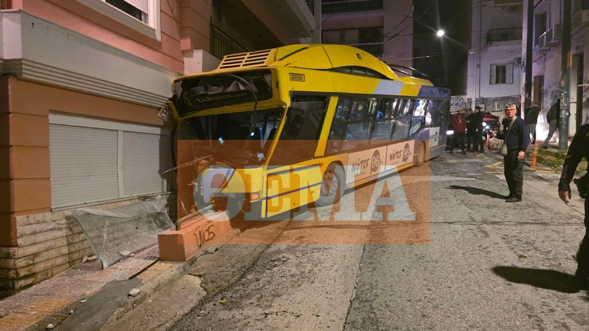 Πετράλωνα: Τρόλεϊ έπεσε σε πολυκατοικία – Τραυματίας ο οδηγός