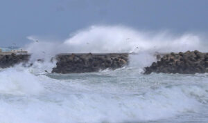 Κρήτη: Ανέβηκε η στάθμη της θάλασσας έως και 35 εκατοστά στα παράλια