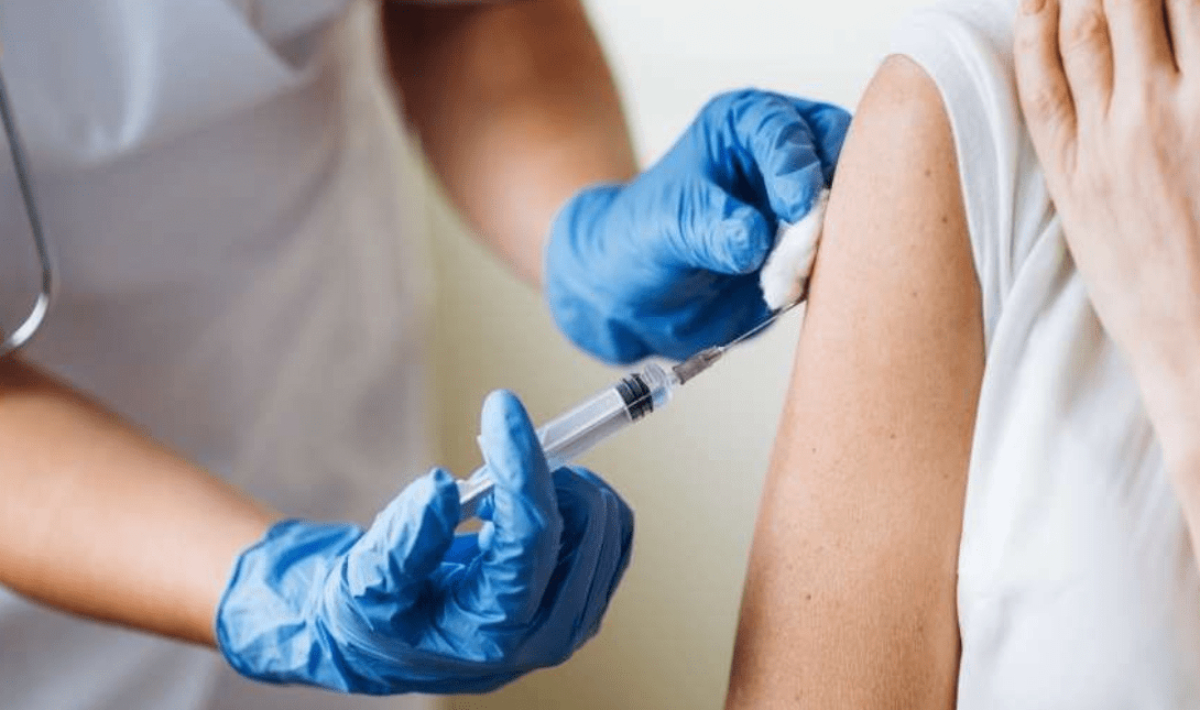 Εμβόλια Covid: Νέα έρευνα φωτίζει τις σπάνιες σοβαρές παρενέργειες