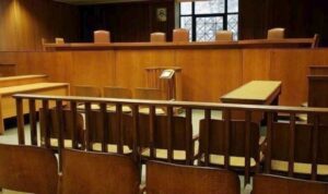 Λάρισα: «Έκαιγε τα παιδιά της με αναμμένο τσιγάρο» – Στο εδώλιο η μητέρα και δύο ακόμη άτομα