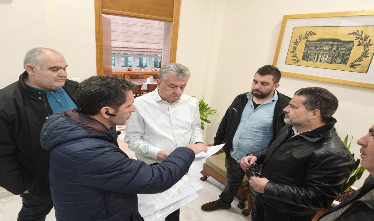 Στον Περιφερειάρχη οι ιδιοκτήτες ταξί Ηρακλείου – Επέδωσαν ψηφίσμα-υπόμνημα